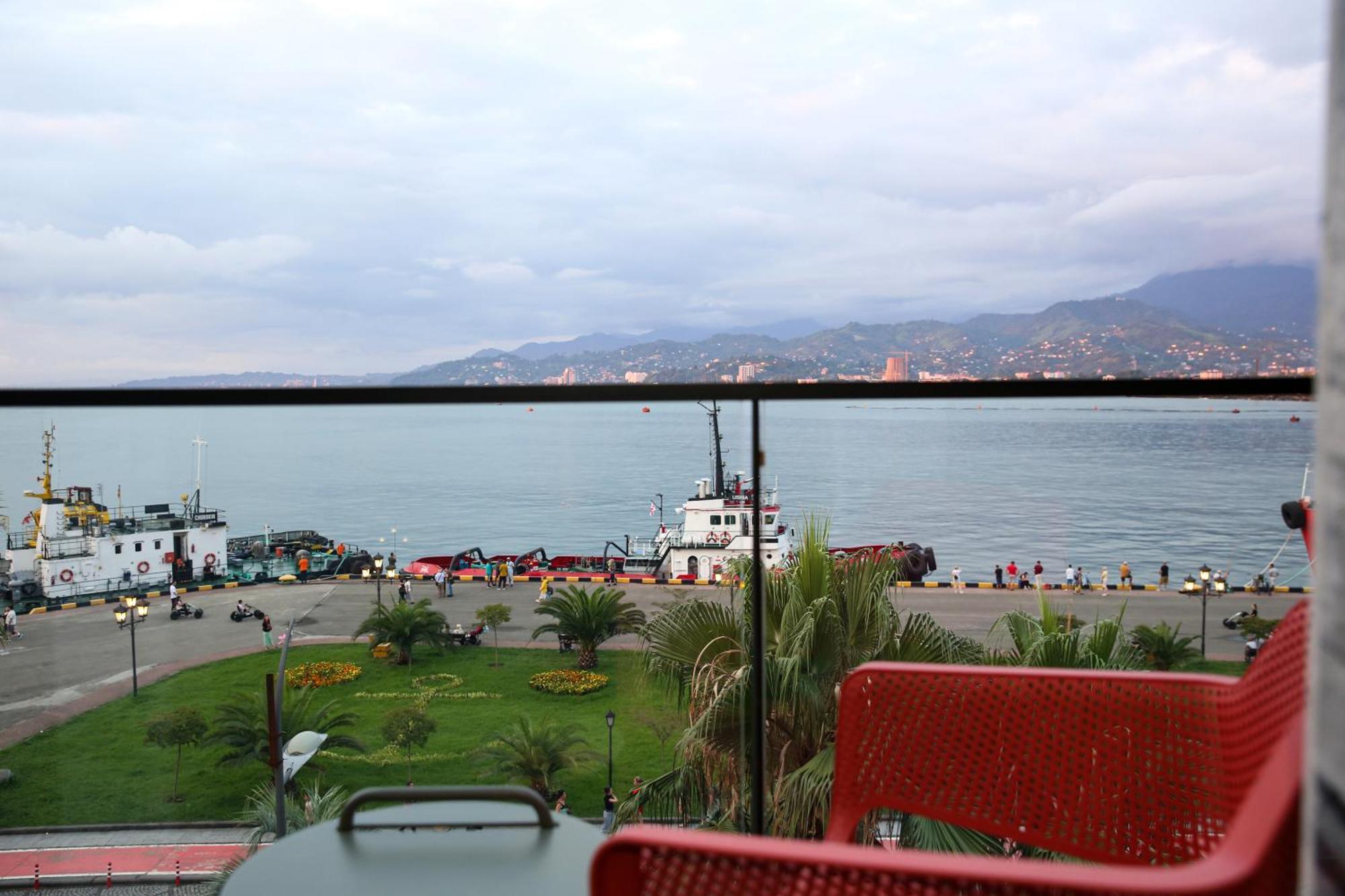 Hotel Retro Batumi Bagian luar foto