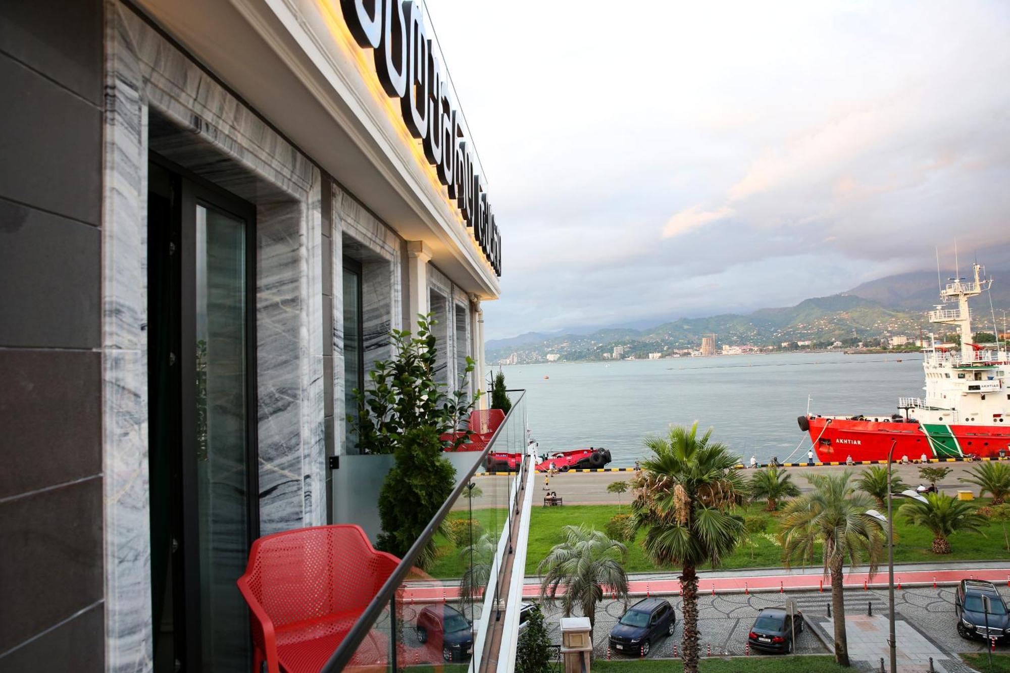 Hotel Retro Batumi Bagian luar foto