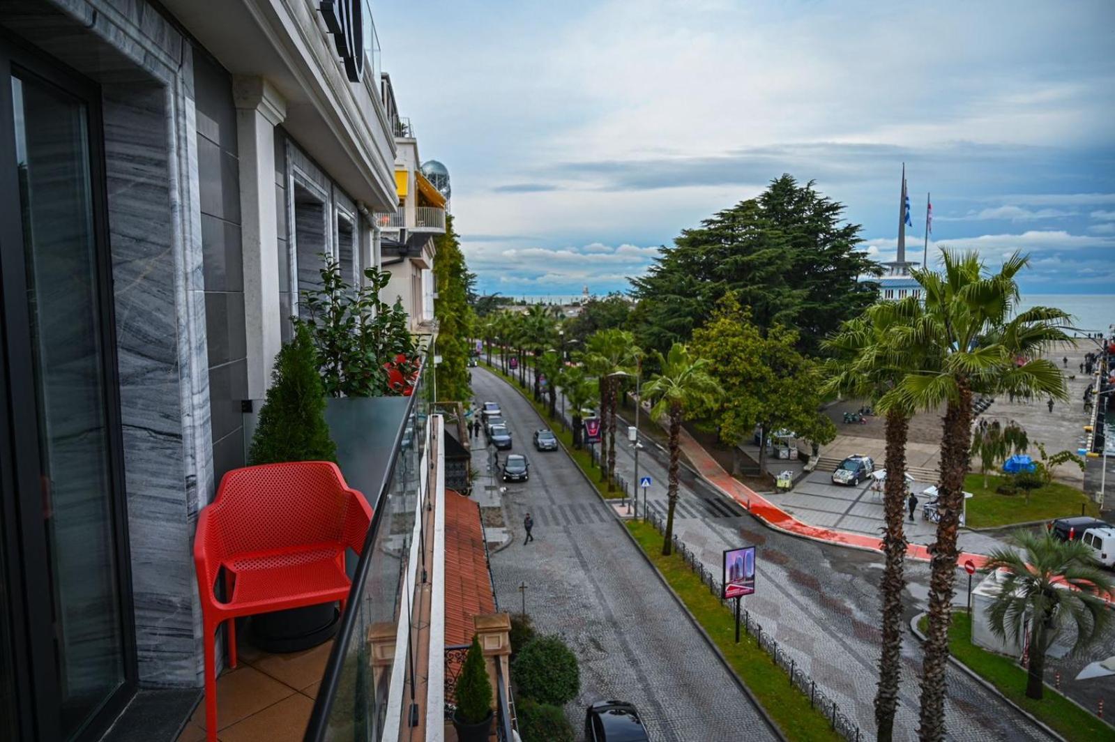 Hotel Retro Batumi Bagian luar foto