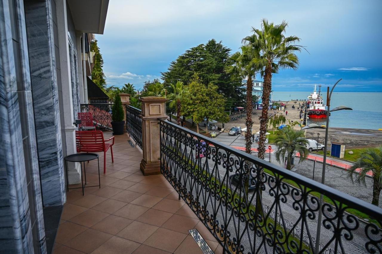 Hotel Retro Batumi Bagian luar foto