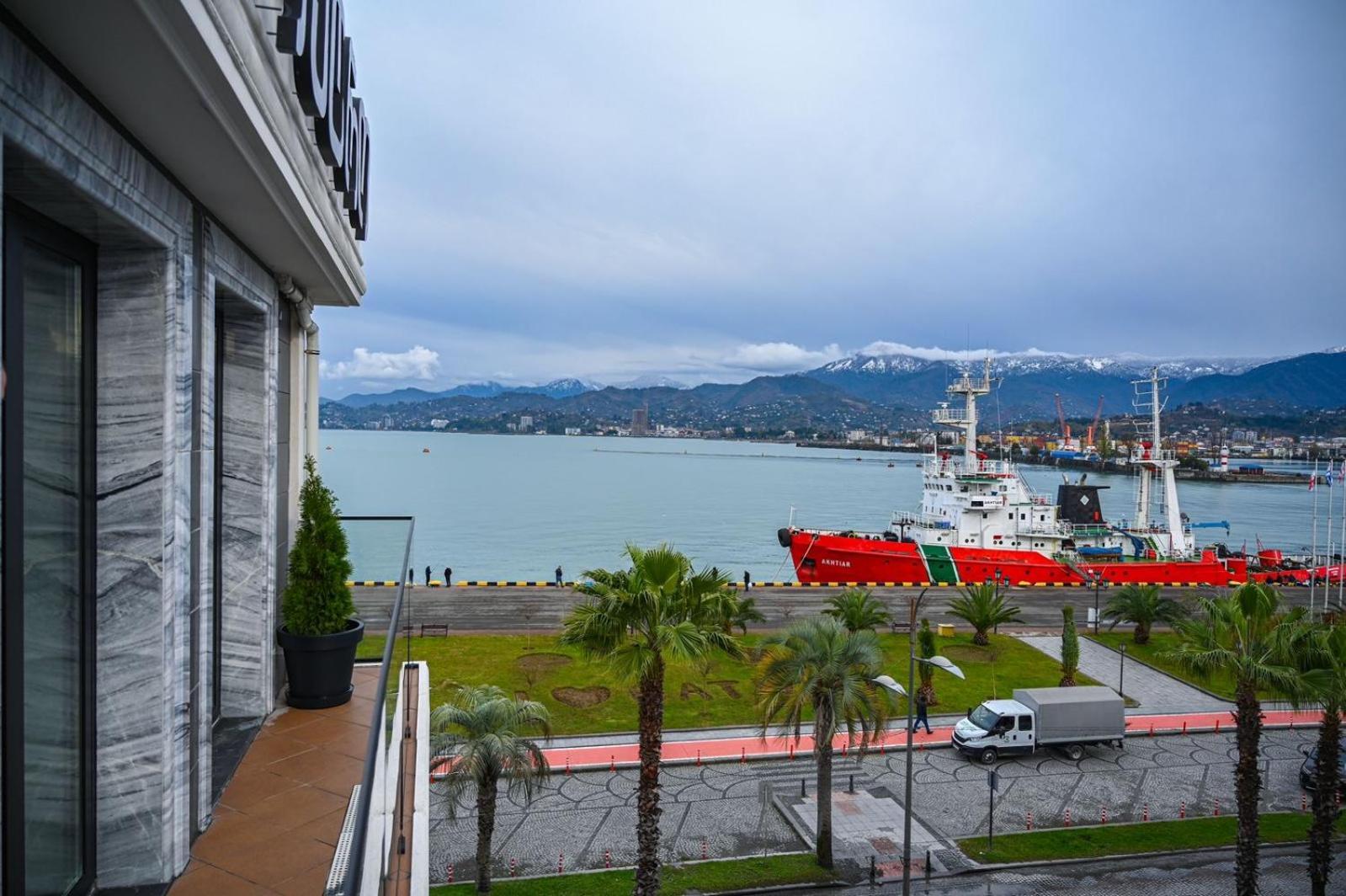 Hotel Retro Batumi Bagian luar foto