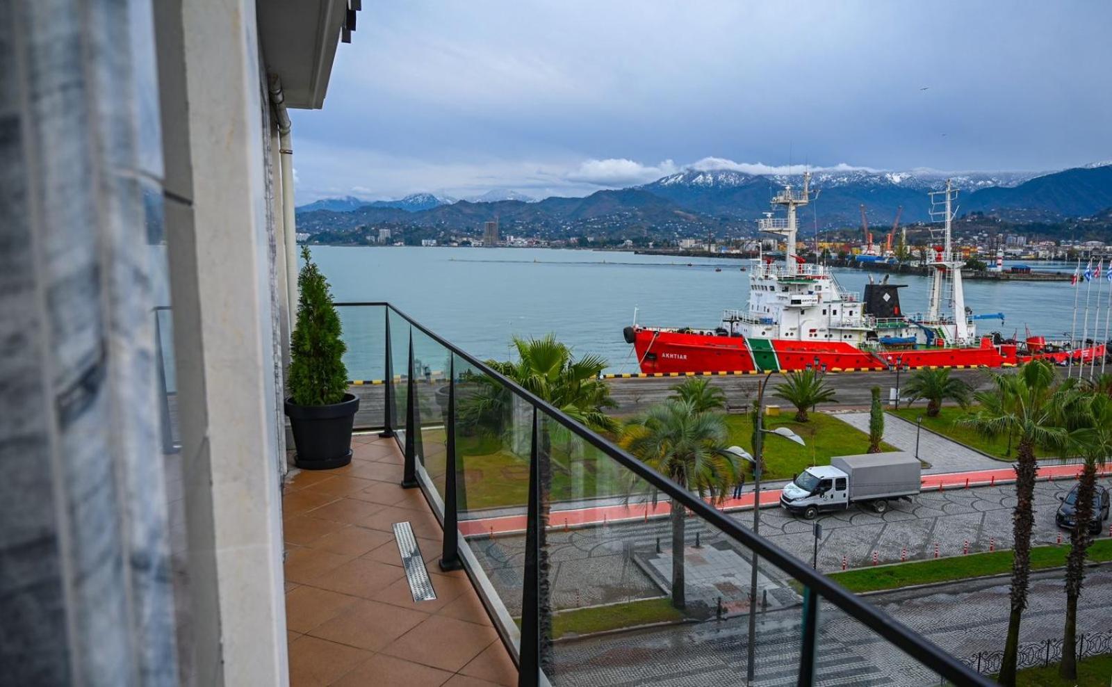 Hotel Retro Batumi Bagian luar foto